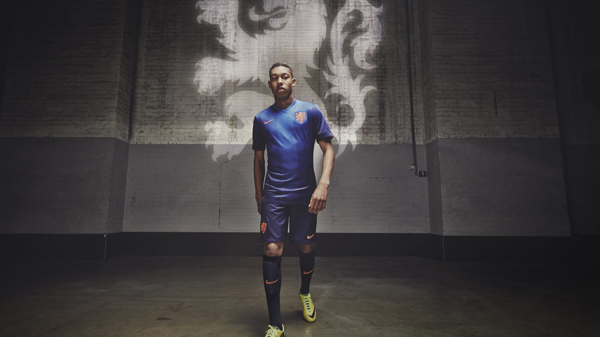 “腰旗美式橄榄球赛：东部新区运动热潮席卷赛场”